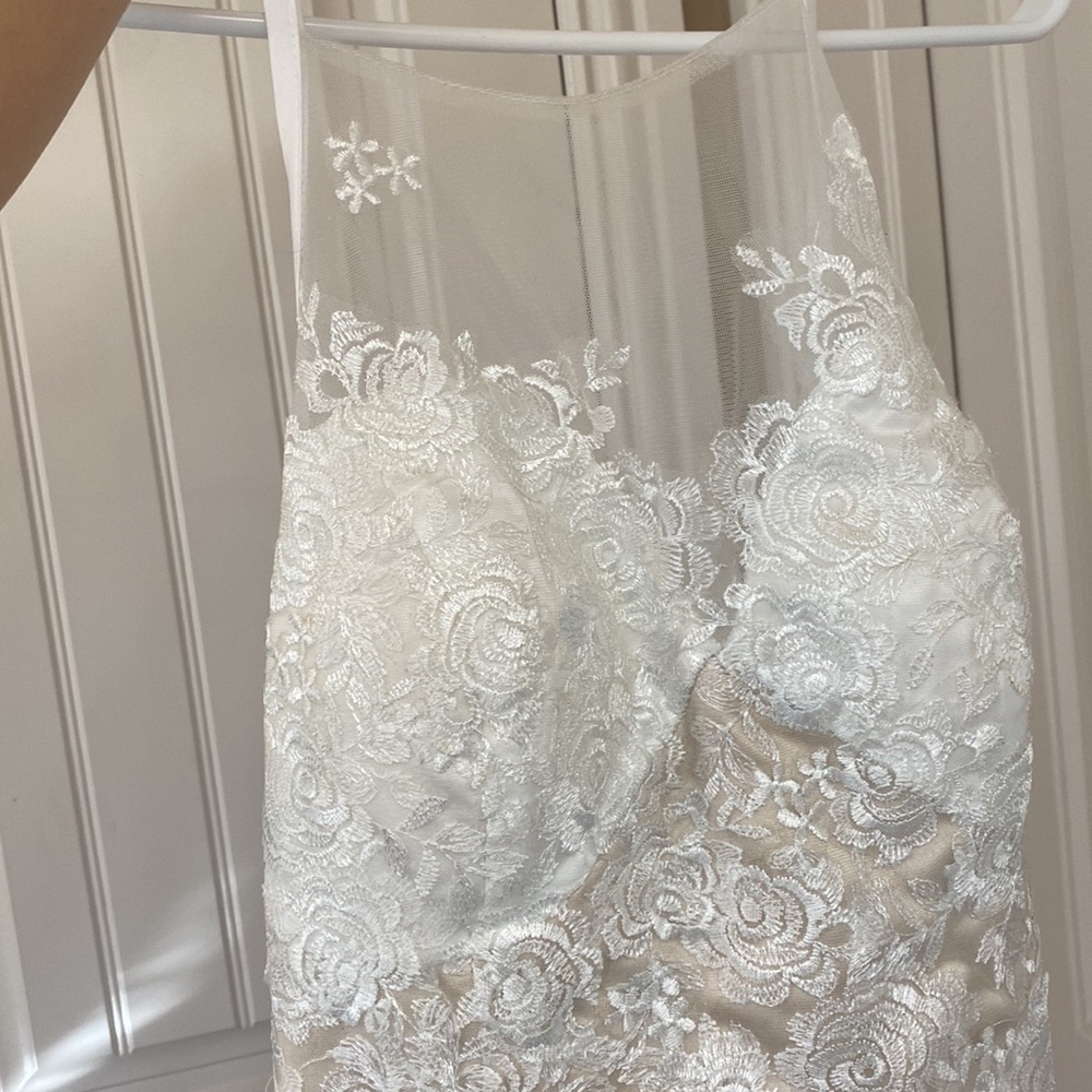 Beautiful lace wedding dress with sheer lace train - Picture 7 of 7